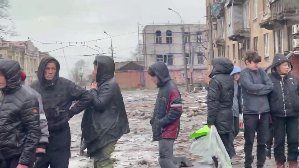 освобожденном от радикалов Мариуполе восстанавливают мирную жизнь