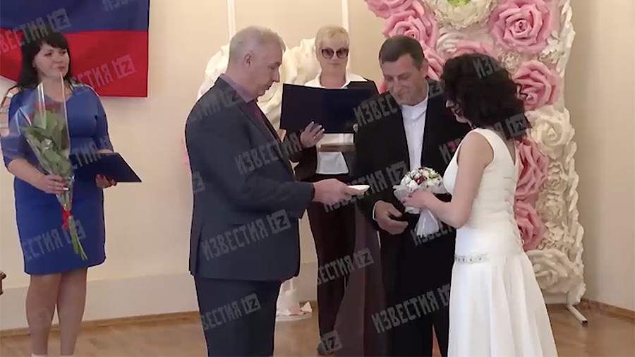 Иностранные журналисты посетили свадебные церемонии в освобожденном Бердянске