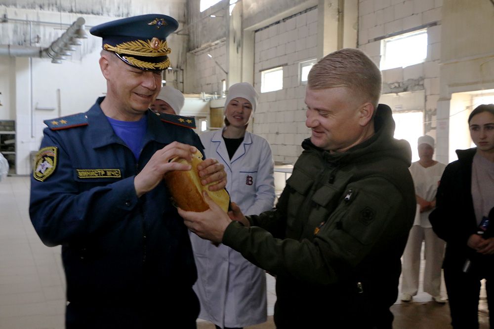 Министр МЧС ДНР Алексей Кострубицкий посетил мероприятие по первому запуску линии на Волновахском хлебозаводе