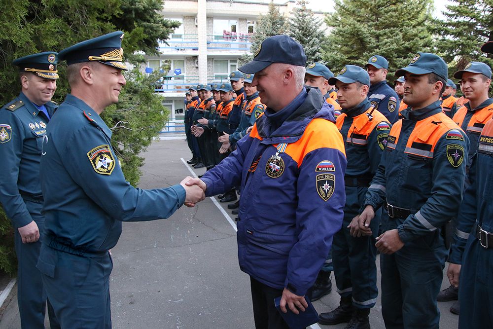 Заместитель Министра МЧС России Николай Гречушкин и Министр МЧС ДНР Алексей Кострубицкий вручили награды республиканским и российским спасателям