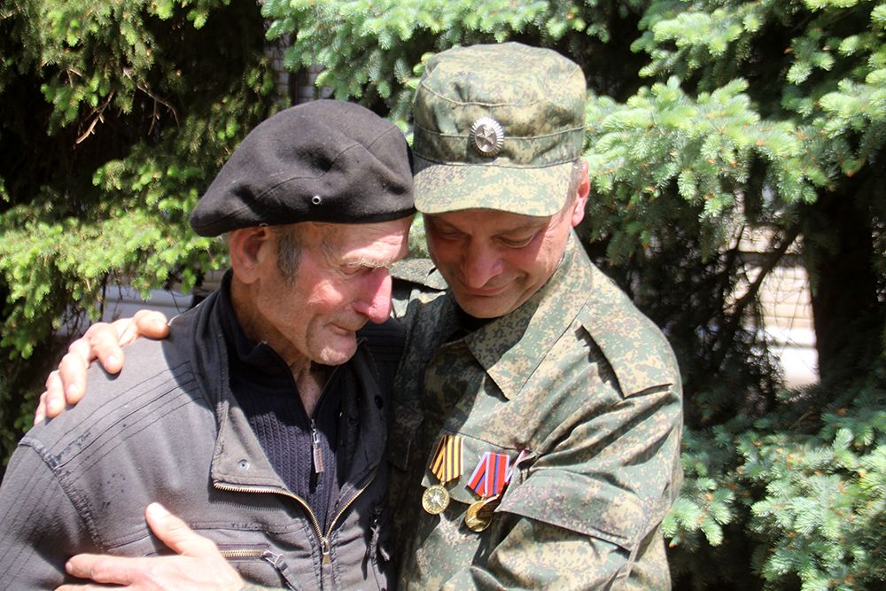 Встреча спустя 8 лет: в Краснолиманском районе МЧС ДНР воссоединило семью, разделенную войной