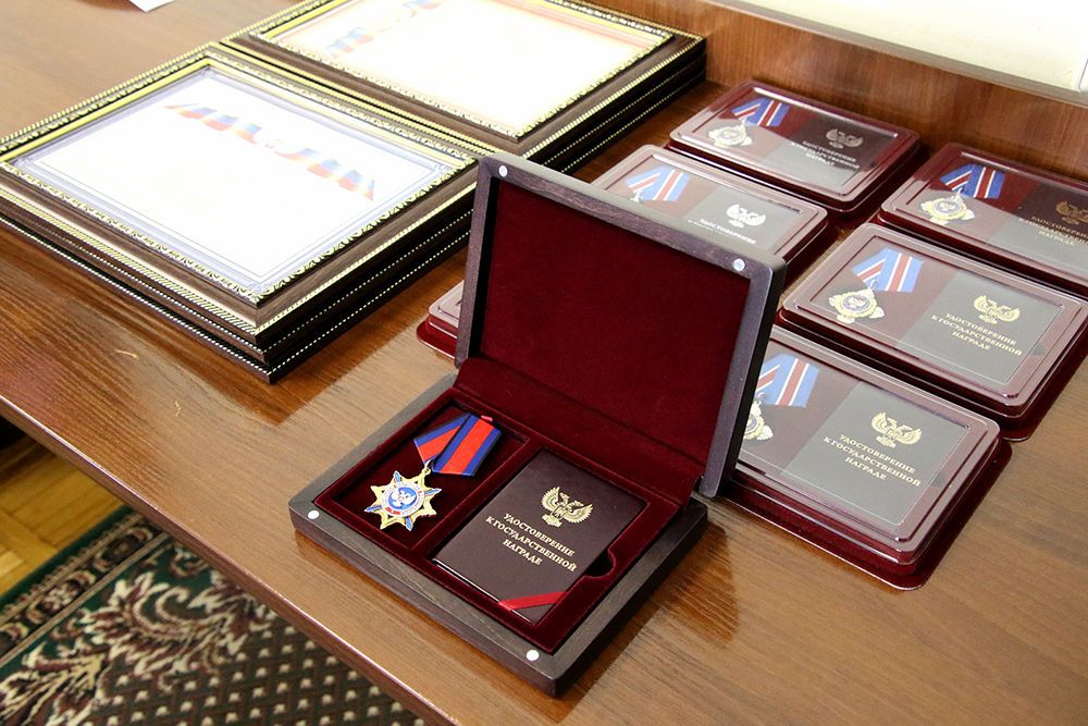 Министр МЧС ДНР вручил государственные награды спасателям Республики