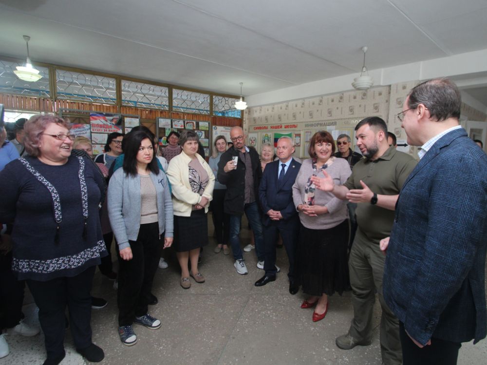 Денис Пушилин и делегация Самарской области РФ посетили одну из школ города Снежное