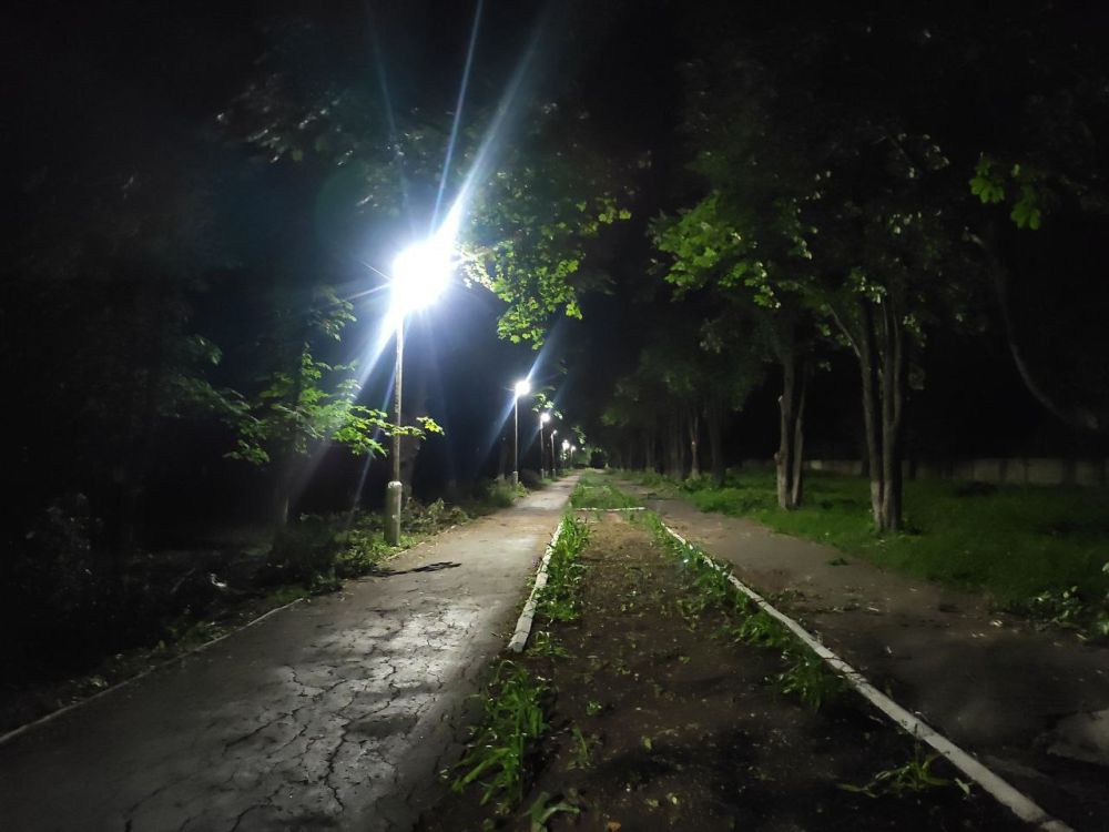 Да будет Свет! По поручению Главы Администрации города Дебальцево продолжаются работы по обустройству наружного освещения центрального парка Железнодорожников