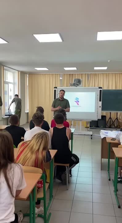 Кирилл Макаров познакомился с активистами нового штаба «Молодой Республики» в Волновахе