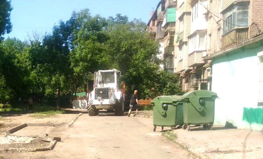 ТАК БУДЕТ С КАЖДОЙ. Ещё недавно возле этого жилого дома располагалась огромная стихийная свалка, как и возле многих других...