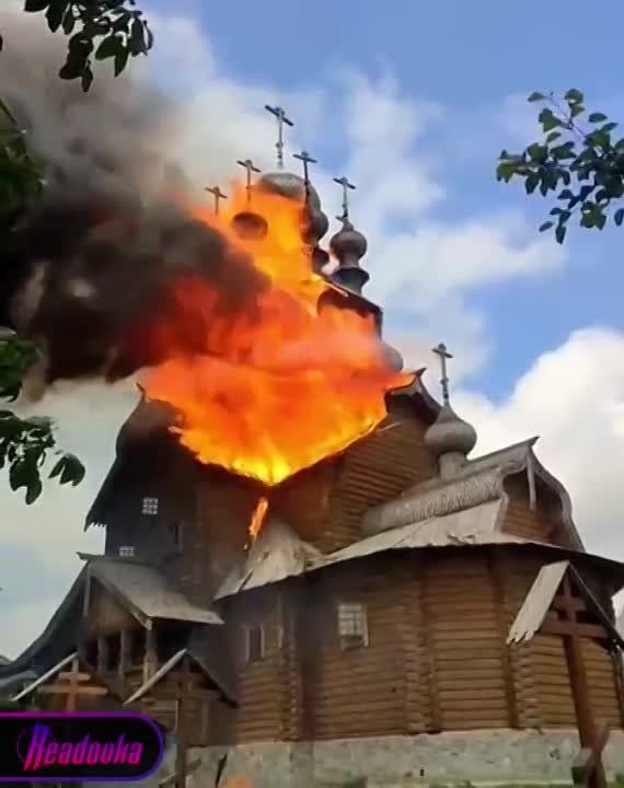 В ходе боев за Святогорск после обстрела со стороны ВСУ загорелся скит Святогорской лавры УПЦ