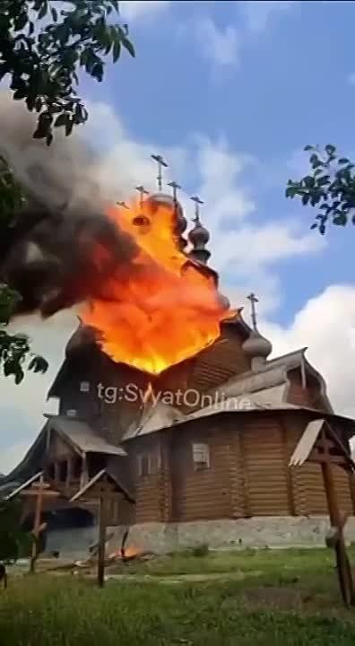 Украинские паблики обвиняют российских военных в уничтожении Всехсвятского скита Святогорской лавры Московского патриархата на Славянском направлении. Это самый большой деревянный храм на Украине