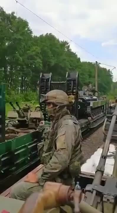 Настоящий бронепоезд. После изгнания ВСУ из Святогорска теперь есть рокадная железная дорога по которой можно обеспечивать логистику из России почти до самого Лисичанска. Потеря контроля над этой веткой дорого обойдётся ВСУ при освобождении Славянска