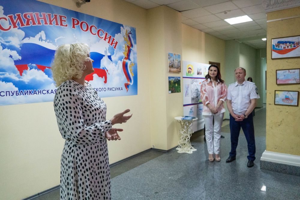 В преддверии Дня России в Миндоходов открылась выставка детского рисунка