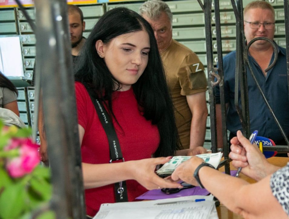 Три семьи из Мариуполя получили первые соцвыплаты в размере 22 тыс. рублей