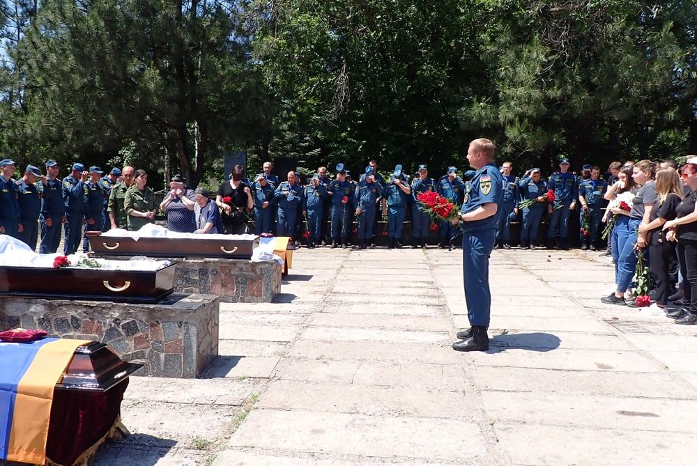 Сегодня весь личный состав ГПСО г. Донецк попрощался с погибшими сотрудниками 7 пожарно-спасательной части: водителем Александром Король и пожарным-спасателем Павлом Лёгеньким