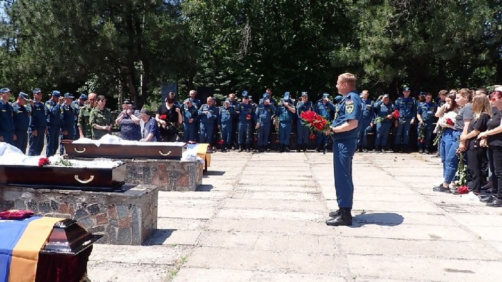 В Донецке прошла церемония прощания с сотрудниками МЧС, погибшими при исполнении служебного долга