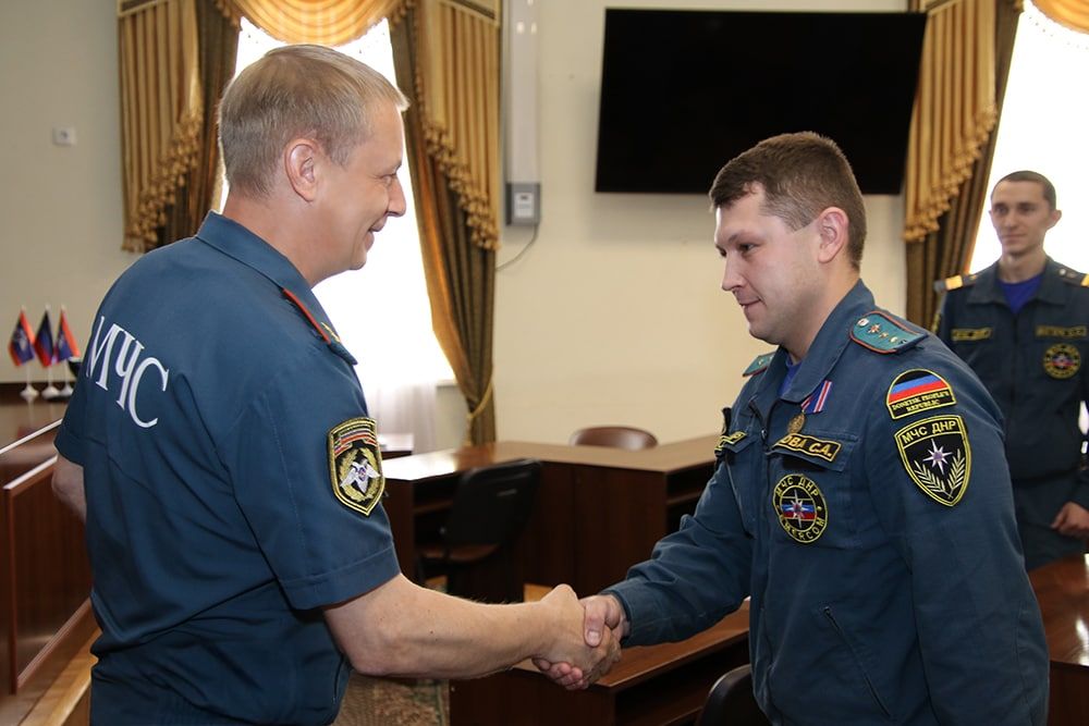 Огнеборцы Донецкой Народной Республики в своей работе сталкиваются с двойным риском для жизни: в период активных боевых действий пожарно-спасательные отделения десятки раз в день выезжают на ликвидацию пожаров в результате обстрелов