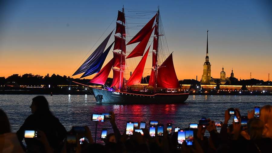 Выпускники из Донбасса не сдержали слез во время прохода брига «Россия»