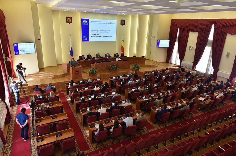 Донецк — Ростов. Сегодня наш заместитель Председателя Екатерина Яременко выступила на первом пленарном заседании нового созыва Молодежного Парламента Ростовской области VI созыва