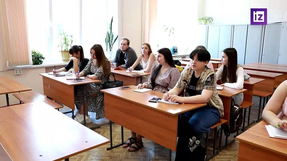 "Поздравляю, умничка!". Первые выпускники Мелитополя Запорожской области получили аттестаты российского образца об...