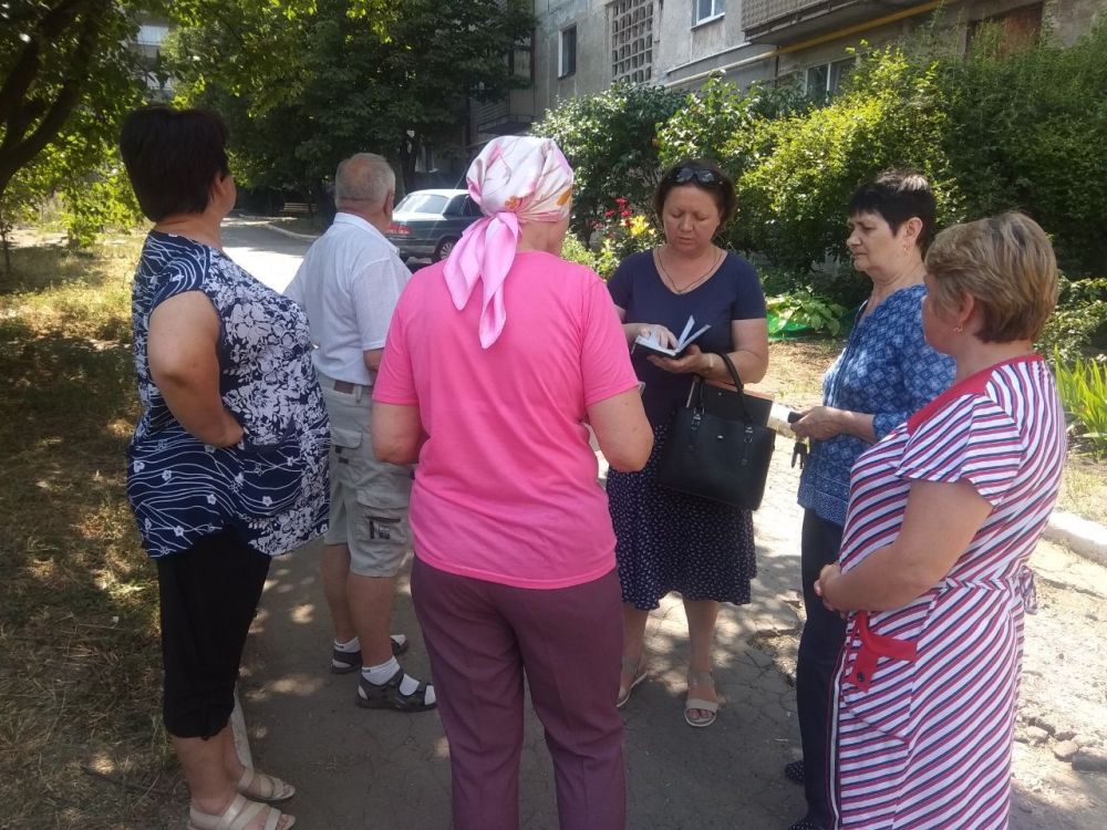 В понедельник, 4 июля, управляющий делами администрации Виктория Рогожина провела встречу с жителями Харцызска