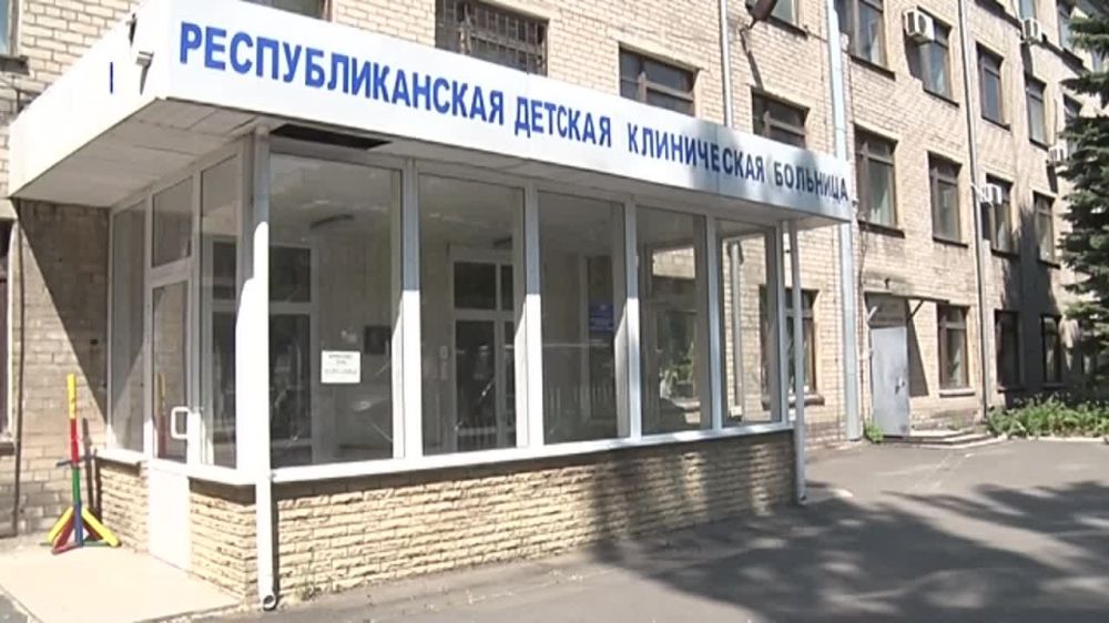 Представители зарубежной делегации навестили детей в одном из медучреждений Республики