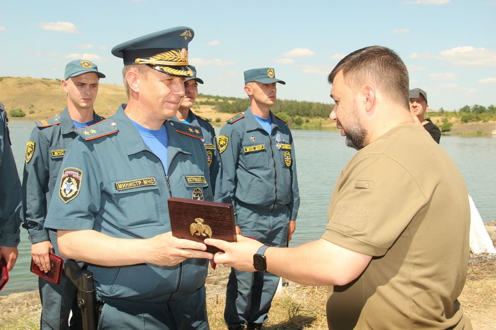 Денис Пушилин наградил спасателей Республики