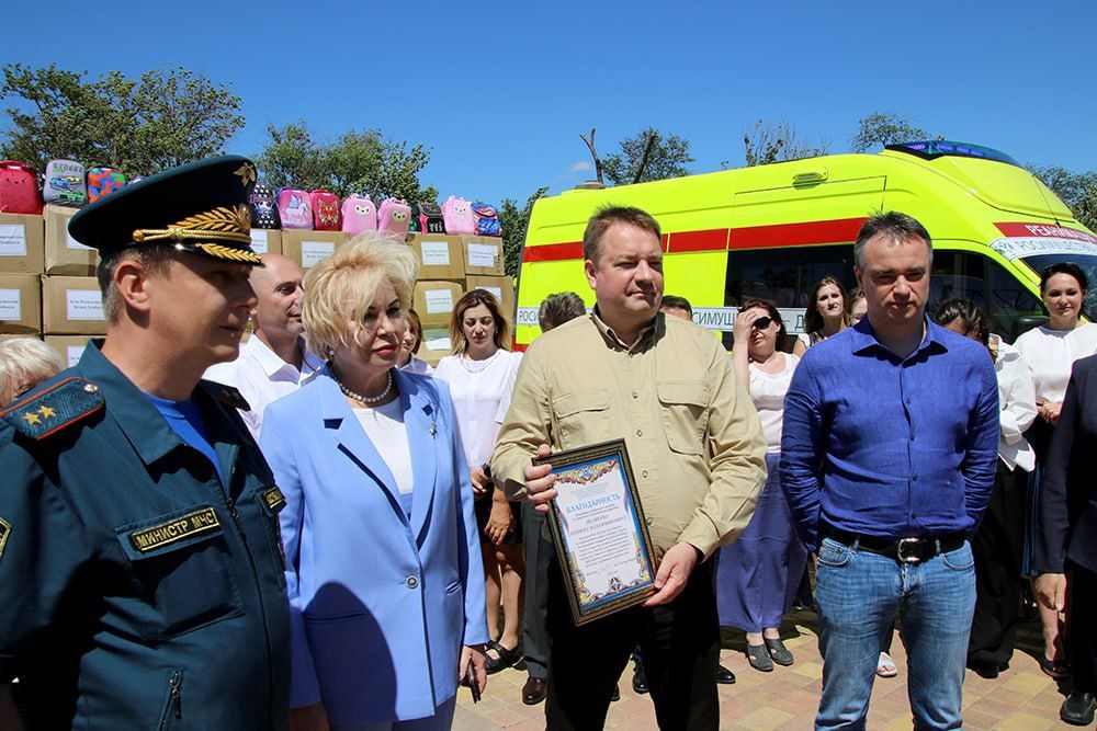 Руководитель Росимущества Вадим Яковенко в ходе рабочей поездки в г. Ростов-на Дону передал Министру МЧС ДНР Алексею Кострубицкому два автомобиля скорой медицинской помощи и школьные принадлежности для детей Донбасса