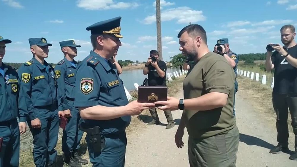 Глава Донецкой Народной Республики Денис Пушилин присвоил звание Героя ДНР министру МЧС Алексею Кострубицкому