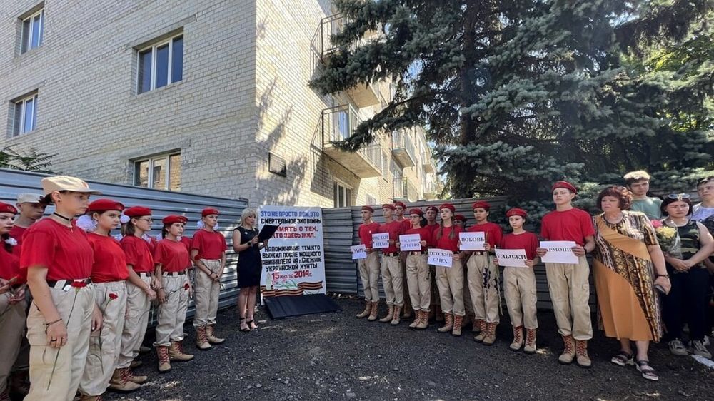 В Снежном почтили память жертв авианалета украинских боевиков