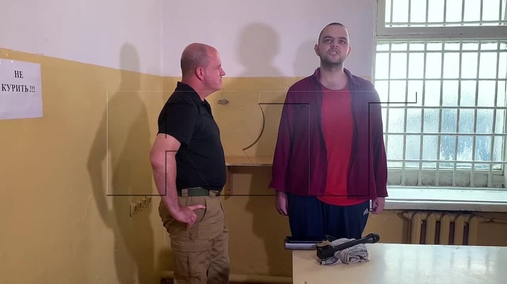 Приговорённый в ДНР к смертной казни британский наёмник Эйден Эслин поёт гимн России