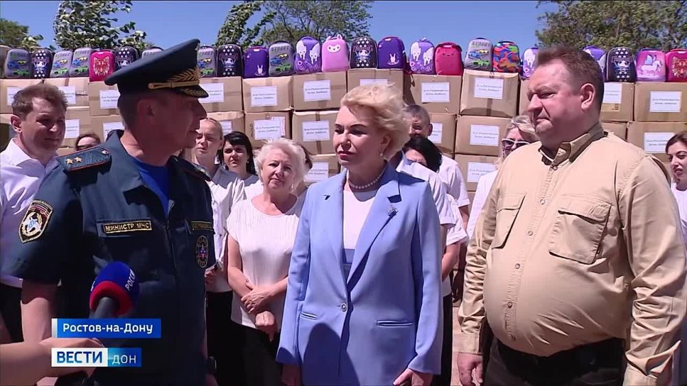 Руководитель Росимущества Вадим Яковенко передал Министру МЧС ДНР Алексею Кострубицкому автомобили скорой помощи и школьные принадлежности для детей Донбасса