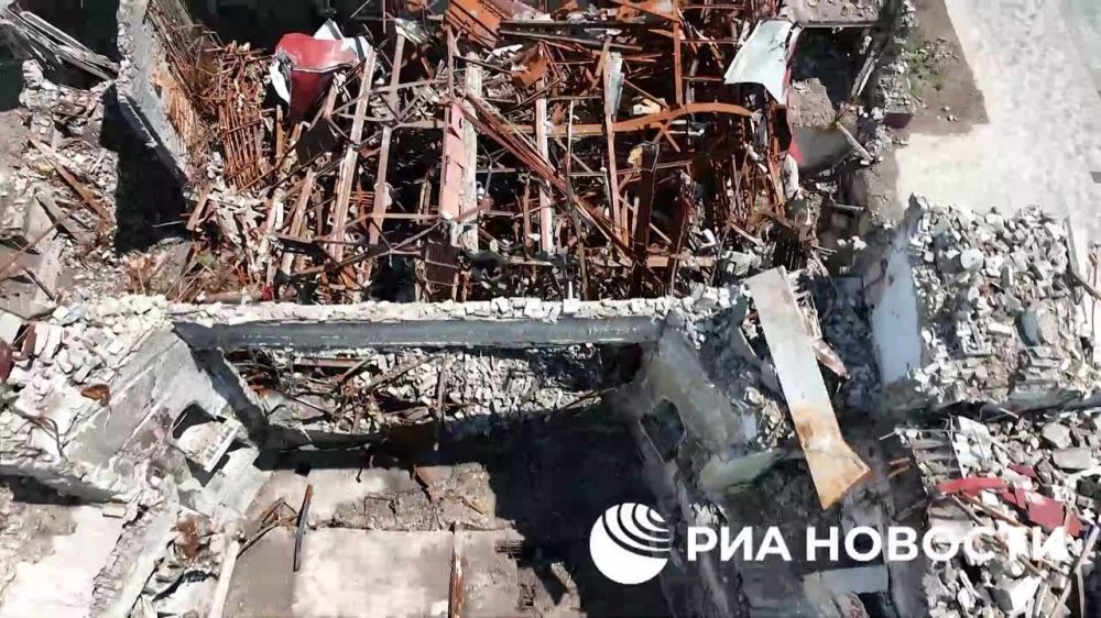 Сообщения представителей украинской власти и пропаганды о "трёх сотнях" погибших при взрыве в Мариупольском драмтеатре оказались составляющей всё того же фейка об "авиаударе" по зданию