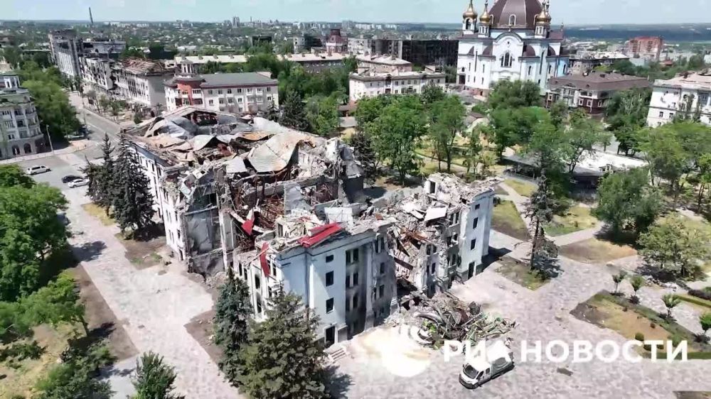 Взрыв в здании драмтеатра в Мариуполе в марте 2022 произошел внутри, а утверждения о российском авиаударе - фейк, заявил РИА Новости глава следственного управления Генпрокуратуры ДНР Алексей Куцурубенко