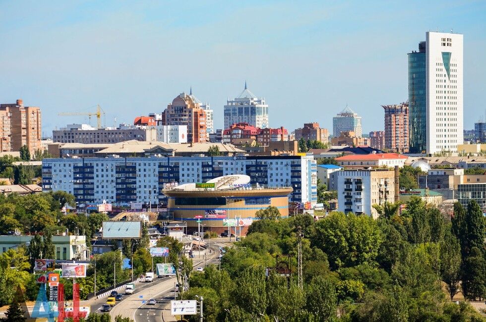 Обстрелы, переход городских номеров на код +7, награждение спасателей. События 26 июля в ДНР