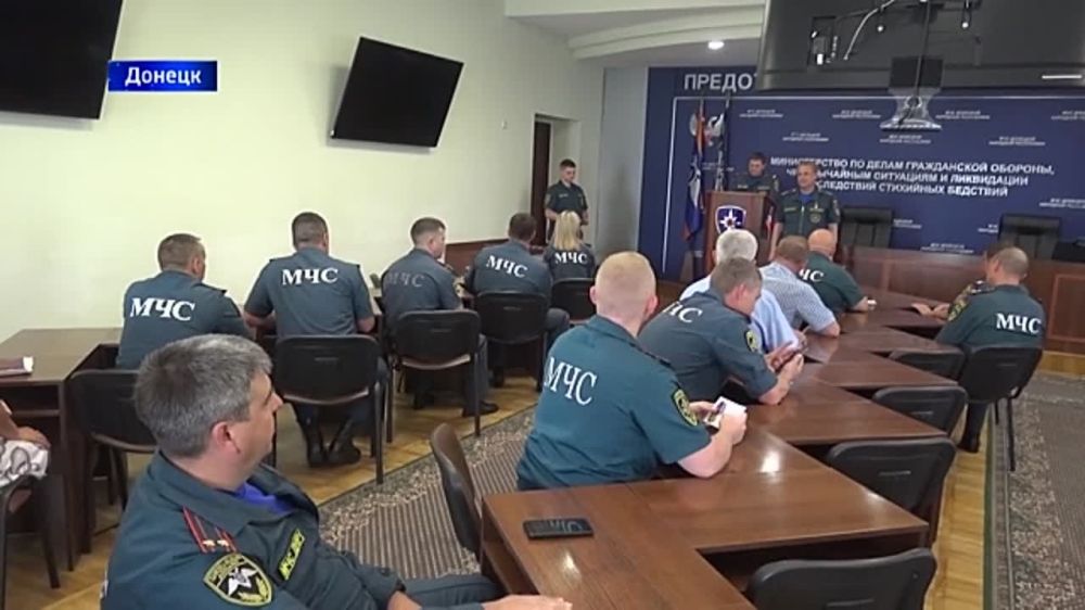 Министр МЧС ДНР вручил награды и знаки отличия личному составу спасательного ведомства