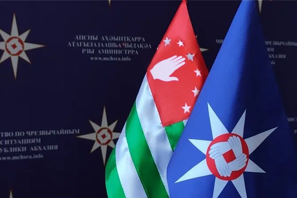 Министр МЧС Республики Абхазия Лев Квициния поздравил Министра МЧС ДНР Алексея Кострубицкого с присвоением звания «Герой Донецкой Народной Республики»