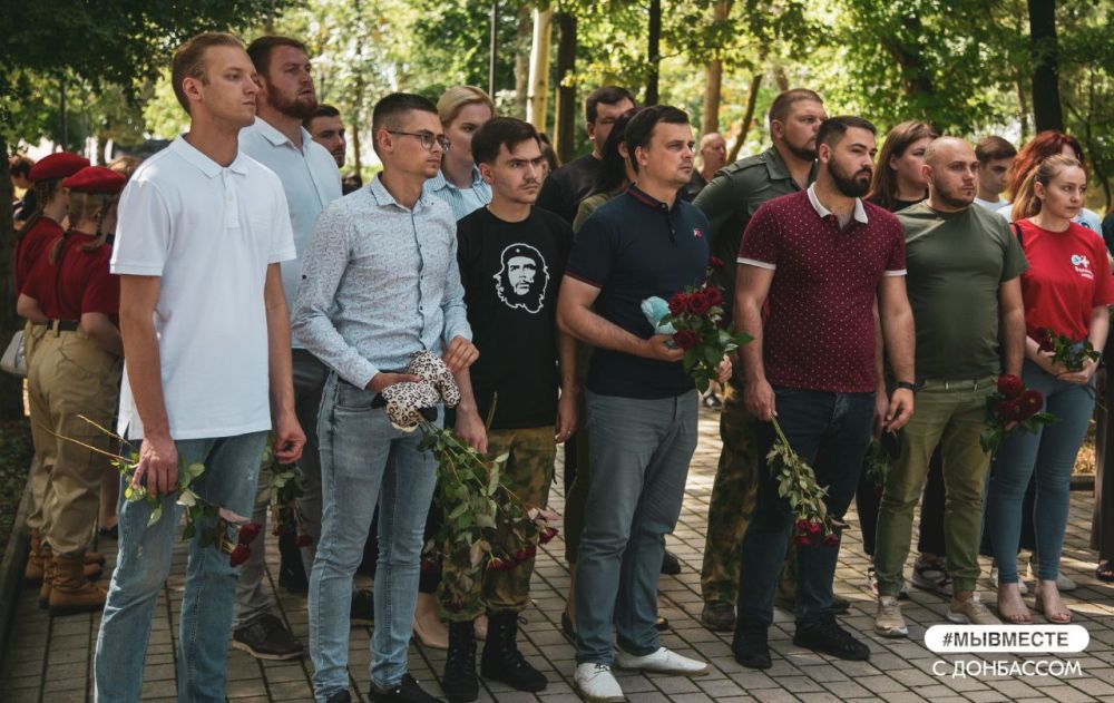 Молодежь ДНР почтила память погибших детей Донбасса