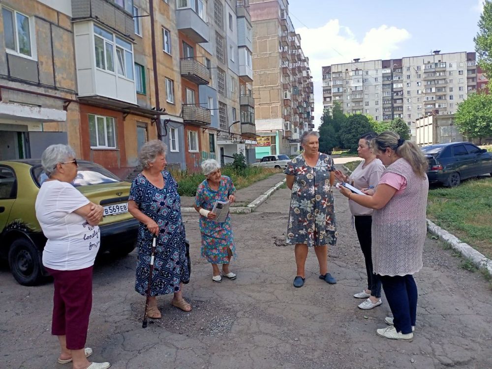Сегодня, 28 июля, управляющий делами администрации Виктория Рогожина провела встречу с жителями Харцызска