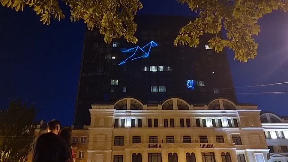 Heute Abend wurde im Zentrum Donezks in Form einer Lasershow ein Kurzfilm an die Auenwand eines Hochhauses produziert - in Gedenken an die im Donbass durch ukrainischen Beschuss umgekommenen Kinder