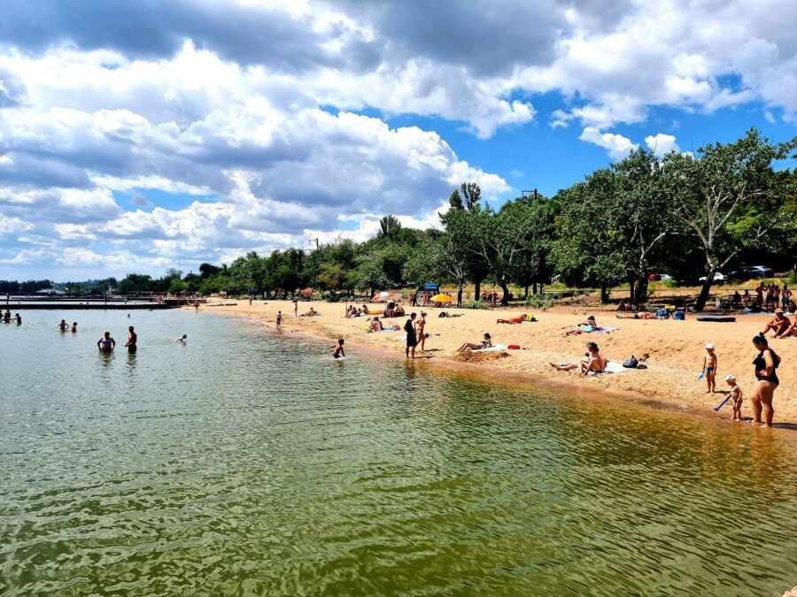 Пляжный сезон в Мариуполе вступил в свои права