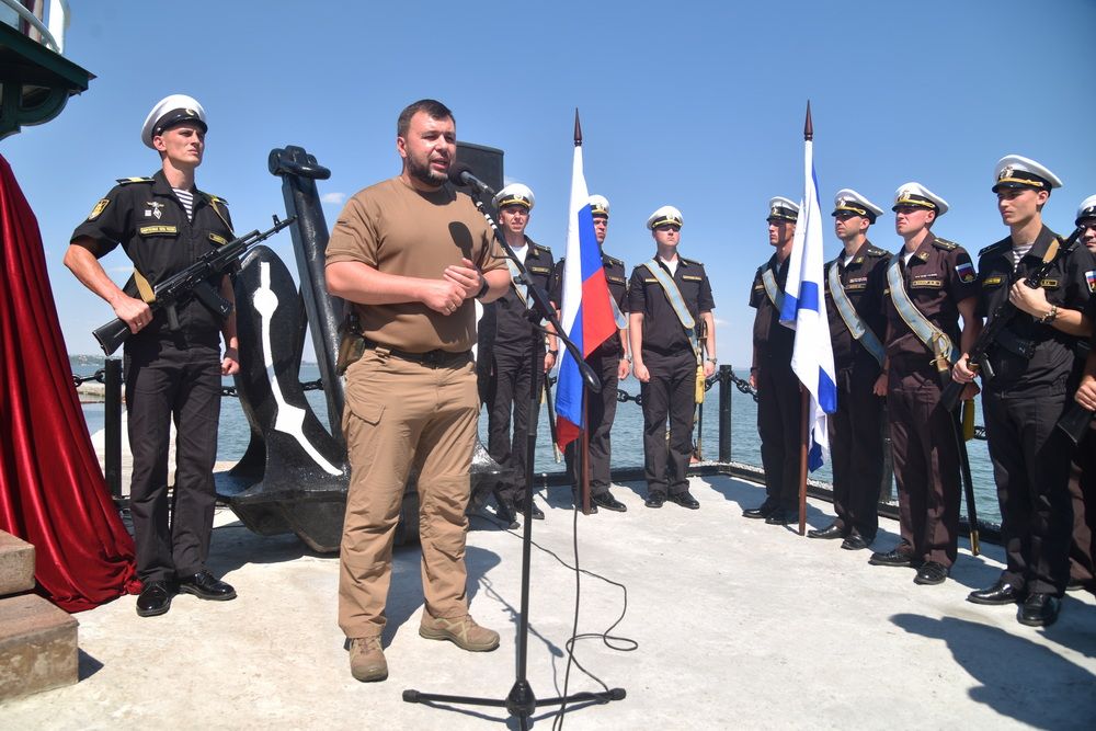 Денис Пушилин принял участие в церемонии открытия мемориальной доски морякам-новороссийцам – освободителям Мариуполя