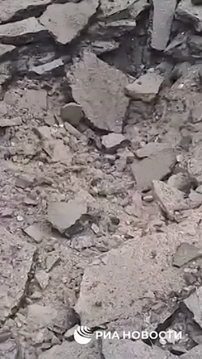 В пещерах и подвалах Святогорской лавры в ДНР укрываются от украинских обстрелов около 400 мирных жителей из ближайших поселений, в том числе около 50 детей, и 200 монахов, сообщили РИА Новости в силовых структурах