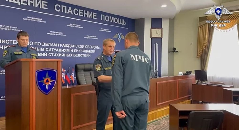 Сегодня Министр МЧС ДНР Алексей Кострубицкий вручил ведомственные награды сотрудникам пожарно-спасательных частей г. Макеевки