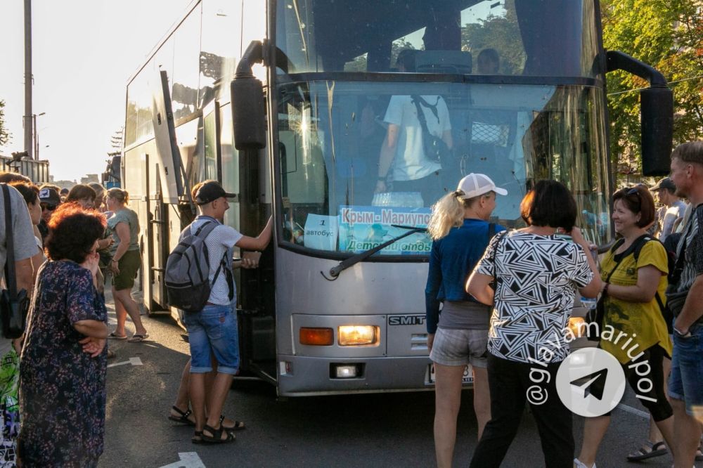 На отдых в Евпаторию отправились 200 школьников, еще 360 детей сегодня уехали в Петербург