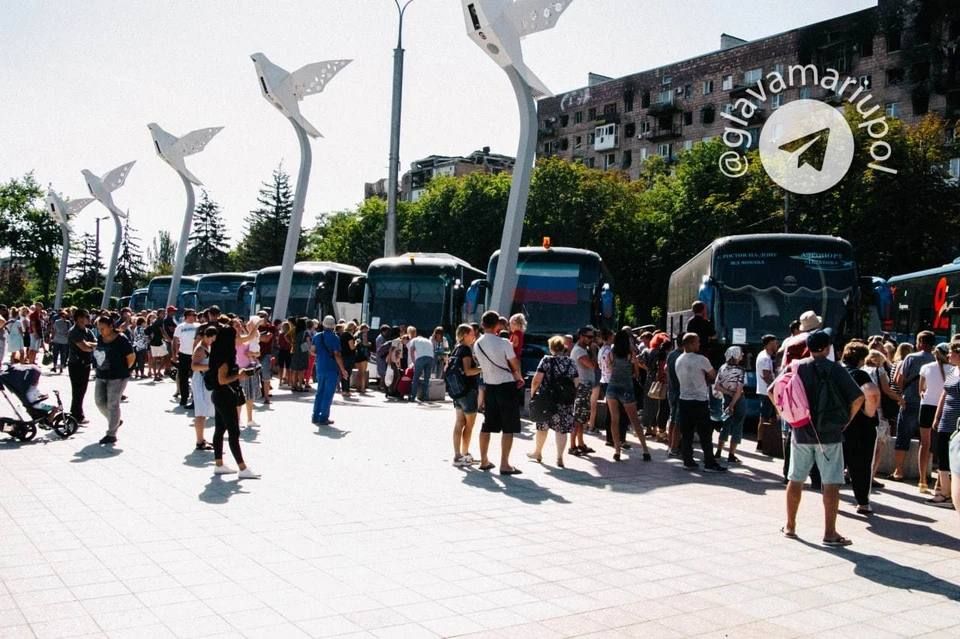 На отдых из Мариуполя в Евпаторию отправились двести школьников