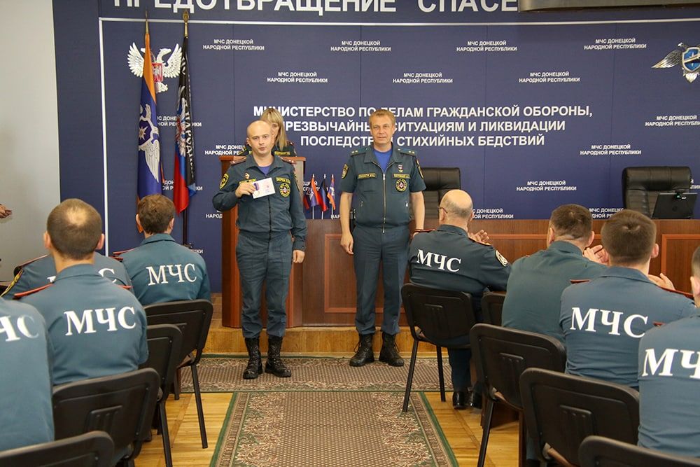 Министр по делам ЧС и ГО Алексей Кострубицкий отметил ведомственными наградами сотрудников пожарно-спасательных отрядов Горловки, Ясиноватой, Енакиево, а также Центра управления в кризисных ситуациях