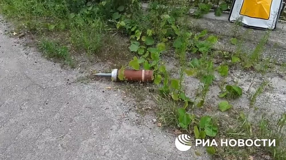 Украинские военные наносят удары по социальным объектам и частному сектору в Святогорске (ДНР), передает корреспондент РИА Новости с места