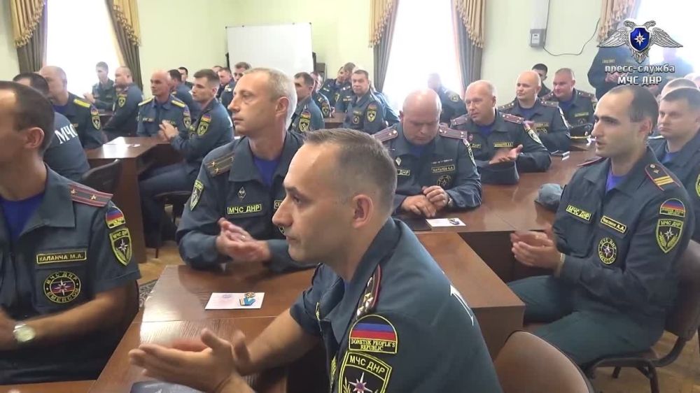 Сегодня в зале совещаний МЧС ДНР Глава спасательного ведомства Алексей Кострубицкий отметил ведомственными наградами сотрудников пожарно-спасательных отрядов Горловки, Ясиноватой, Енакиево, а также Центра управления в кризисных ситуациях