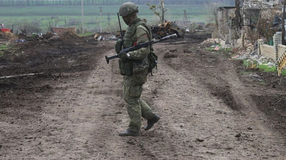 Боевики ВСУ разрушили школу и частный дом в Святогорске