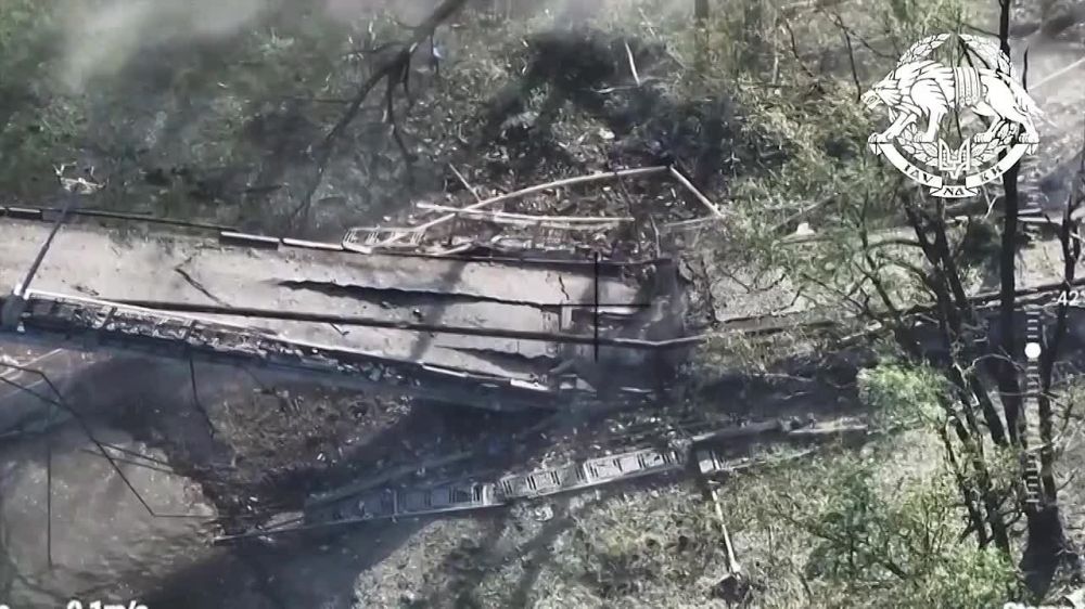 Украинский спецназ признал свою ответственность за подрыв моста в городе Святогорск, опубликовав видео и обосновав это необходимостью остановить продвижение союзных сил