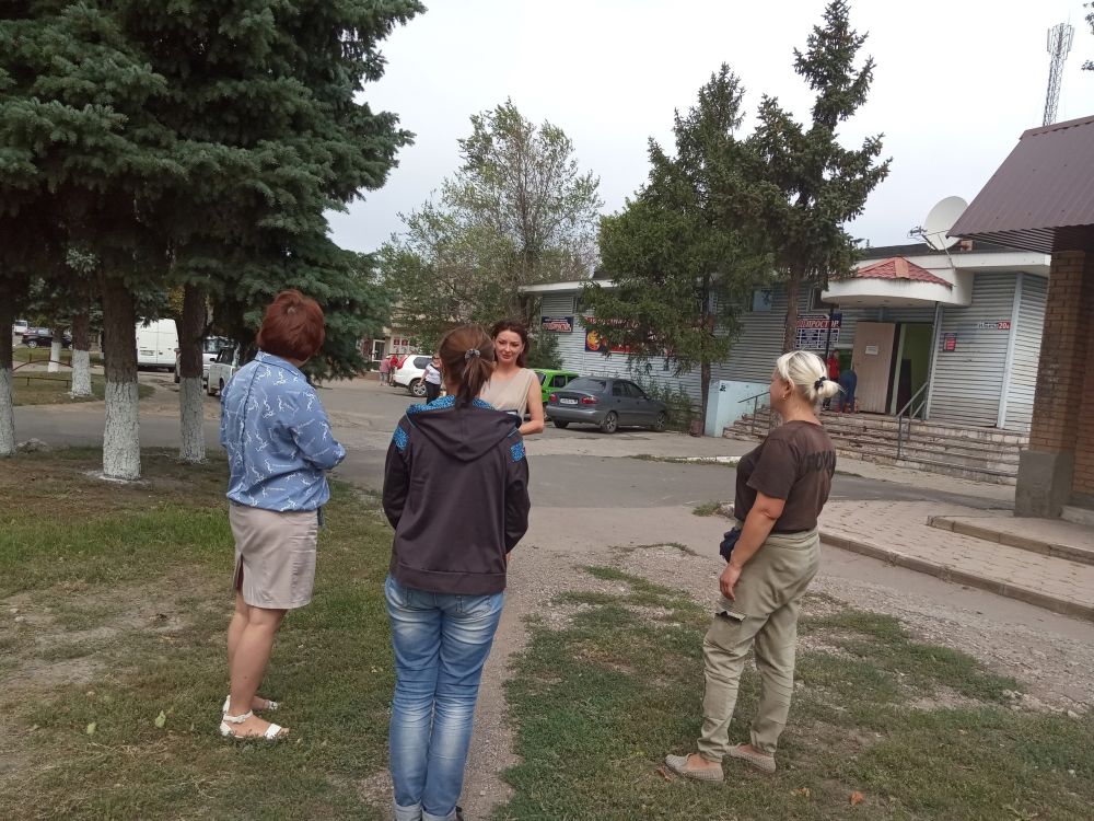 26 августа 2022 года с управляющим делами администрации города Юнокоммунаровска Калениченко Оксаной Евгениевной состоялся сход граждан по ул. Ильича, 20А, в районе магазина «Стройпростор»