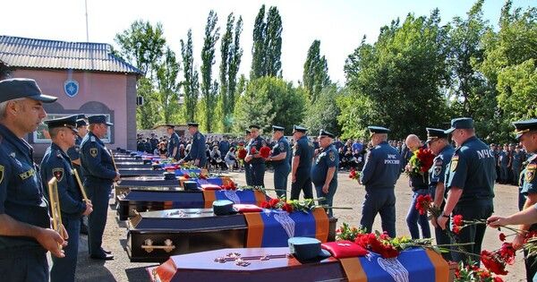 В ДНР проводили в последний путь погибших под обстрелом в Рубцах сотрудников МЧС